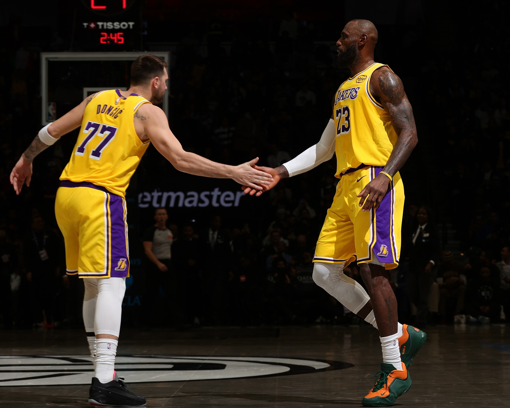 开云娱乐-这都能赢？湖人全队22失误&amp;詹姆斯8次东契奇5次 76人全队14次